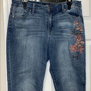 😂 2 for $15 😂 Nine West jeans with embroidery